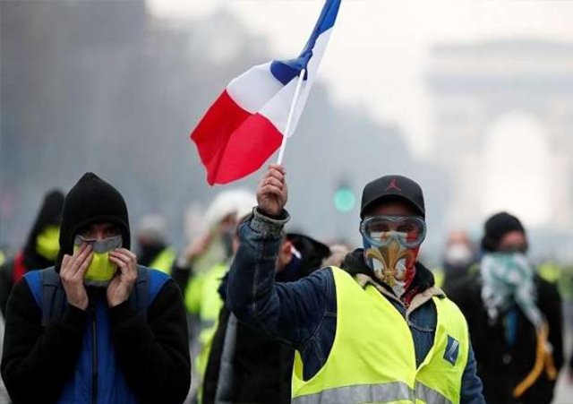 السترات الصفراء.. شرطة فرنسا تحتجز المئات من مناصري الحركة