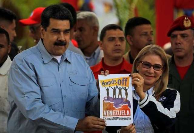مادورو يوّقع مع زوجته على عريضة موجهة لترامب