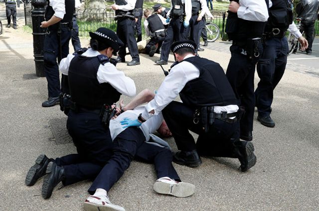 احتجاجات في لندن على إرشادات التباعد الاجتماعي والشرطة تعتقل العشرات