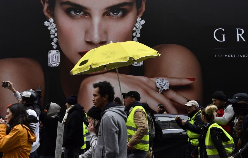 محتجون فرنسيون يقطعون الكهرباء عن أكبر سوق للأغذية في العالم