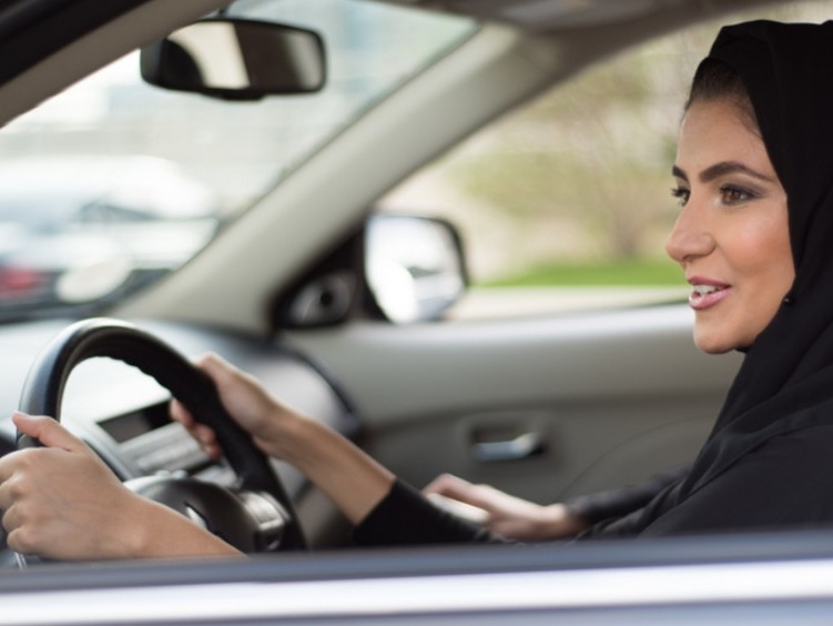 المرأةُ أفضلُ في القيادة وأقلّ تسببًا في الحوادث المروريّة!
