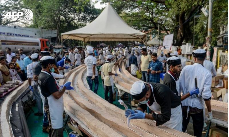 بلغ طولها 6.5 كيلو متر ..الهند تصنع أطول تورتة في العالم
