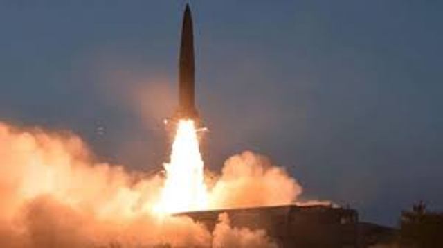 كوريا الشمالية تطلق صاروخا باليستيا باتجاه بحر اليابان
