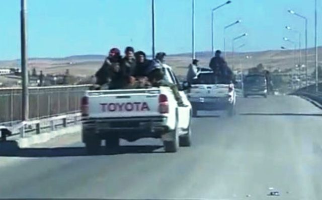 انسحاب قافلة من الوحدات القتالية الكردية من منطقة منبج إلى الشاطئ الشرقي لنهر الفرات