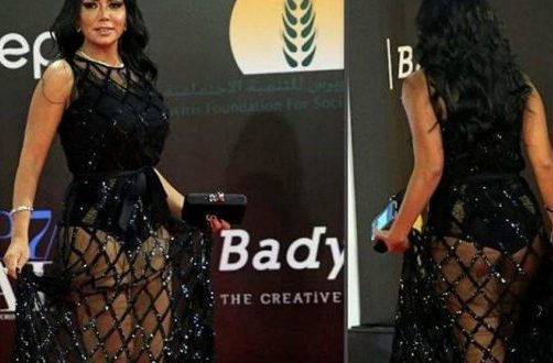 فستان رانيا يوسف يُعرض “لانجيري” فى أحد المحلات الشعبية في مصر!