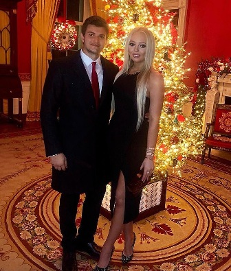 ابنة ترامب مع حبيبها اللبنانيّ داخل البيت الأبيض.. وشكلها يُعرّضها للانتقادات!