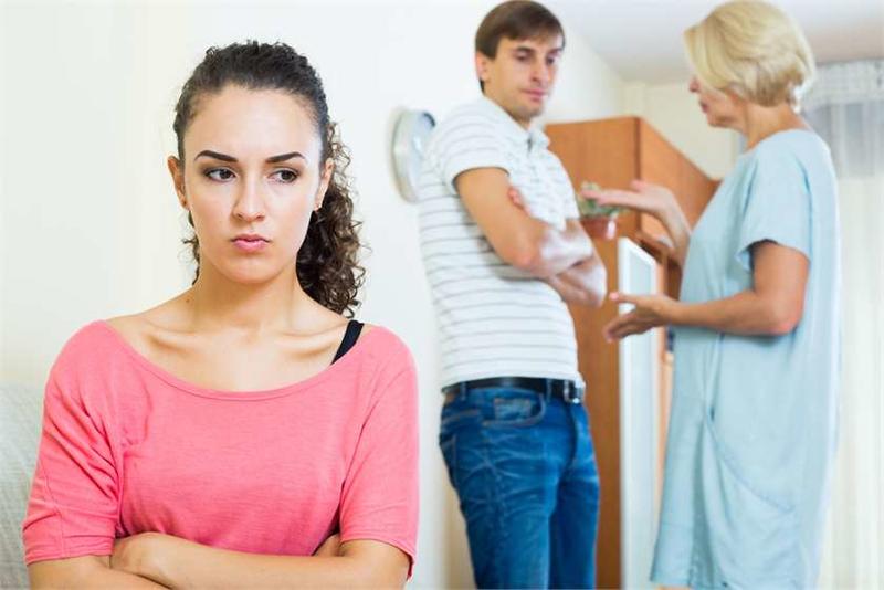كيفية التعامل مع الزوج ضعيف الشخصية مع أهله
