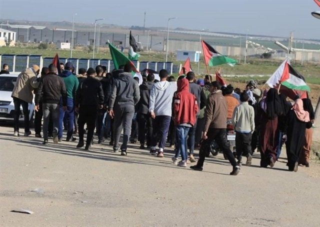 شهيدة واصابات بين الفلسطينيين خلال المشاركة بمسيرات العودة على حدود غزة