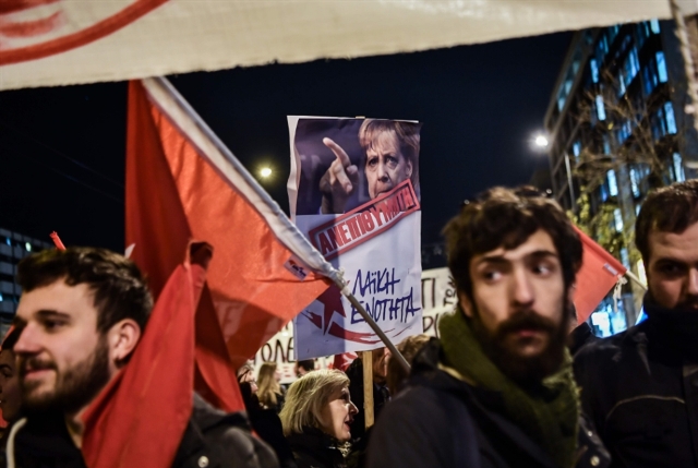 الشارع غاضب والساسة يريدون التعويض: ميركل في اليونان بعد سنوات القطيعة