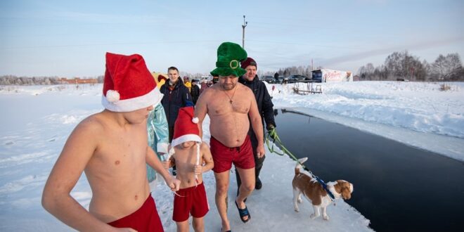 لا يصدق.. روس يستقبلون أعياد الميلاد بالسباحة في المياه المجمدة
