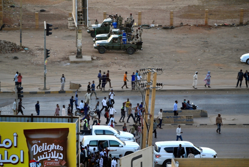 تمرّد عسكري في الخرطوم تزامناً مع زيارته: قرقاش يبحث صفقة لتملّك «بورتسودان»