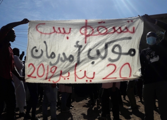 احتجاجات السودان في شهرها الثاني: البشير يستفيق على «المؤامرة»