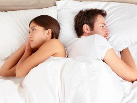 كيف يؤثر الانفصال أثناء النوم على العلاقة بين الزوجين؟