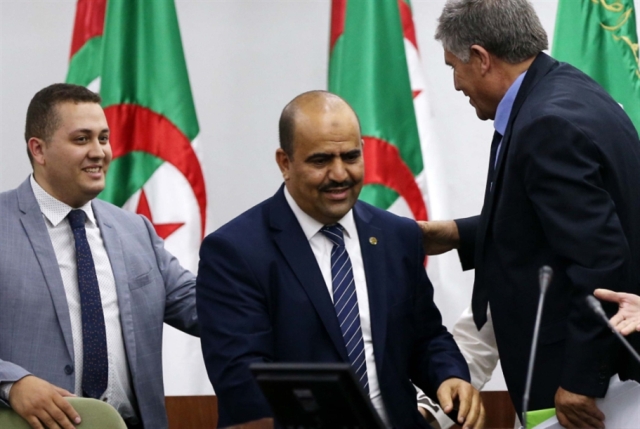أحزاب الموالاة تغازل الحراك: معارض إسلامي رئيساً للبرلمان الجزائري