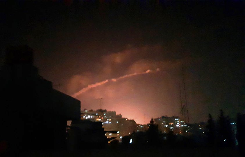 الجيش السوري يتصدى لهجوم عنيف بالصواريخ والطائرات المسيرة في حماة واللاذقية