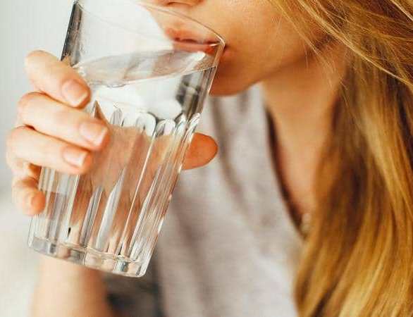 كم كوب ماء يجب أن نشرب يوميا؟
