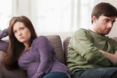 4 علامات تخبركِ بأنك في علاقة عاطفية غير صحية