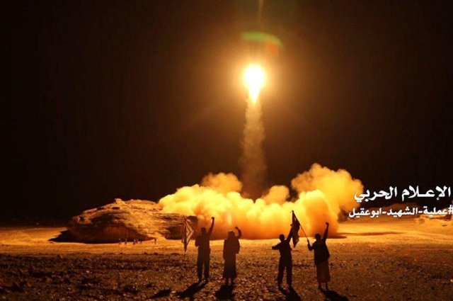 الجيش اليمني يطلق صاروخا باليستيا تجاه مدينة الفيصل العسكرية في جازان ويستهدف بارجة لتحالف العدوان قبالة الحديدة