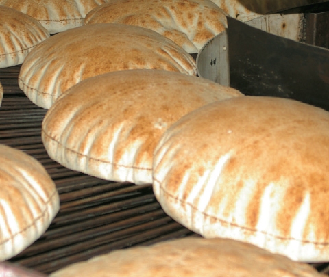 أستاذ جامعي: تجربة دعم الخبز فاشلة.. وإلغاؤه يخفض الاستهلاك 50 بالمئة … 28 مليون رغيف خبز يأكلها السوريون يومياً