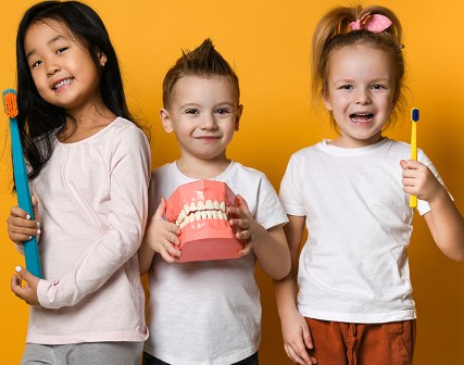 ما العلاقةُ بين أسنان الأطفال وصحّتهم النفسيّة والعقليّة مستقبلاً؟