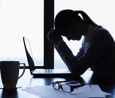 النساء أكثر عرضة للاكتئاب بسبب ساعات العمل الطويلة