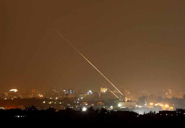 إطلاق صفارات الإنذار في وسط إسرائيل وسقوط صاروخ في تل أبيب