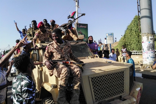 فصلٌ متجدّد من احتجاجات السودان: دعوات إلى تدخّل الجيش