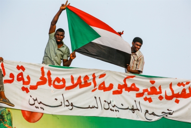 رجل الإمارات يحكم السودان!..«انقلاب» في الانقلاب على البشير والشعب
