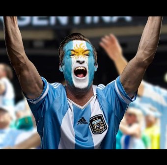 مشجع أرجنتيني يحتفل مع «جمجمة» جده بعد فوز فريقه باللقب