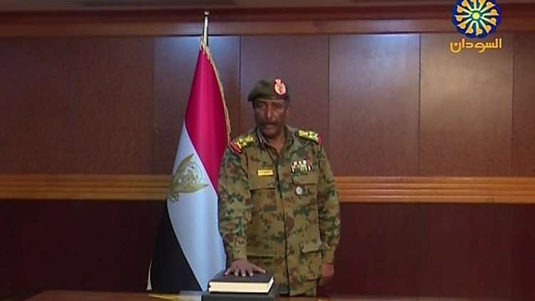 من هو رئيس المجلس العسكري الانتقالي الجديد في السودان؟
