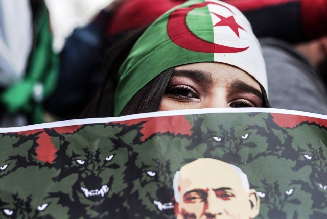 خطر «الثورات الملونة» في الجزائر: تساؤلات عن «رموز» الحراك الشعبي