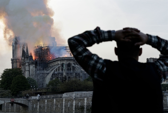 حريق كاتدرائية نوتردام: ذهول غربي... وماكرون يرجئ خطاب «السترات الصفر»