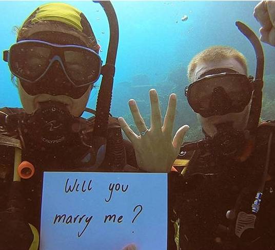 أسترالي يتقدم للزواج من حبيبته أثناء الغوص بين الشعاب المرجانية