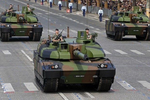 فرنسا تدفع بـ 4 دبابات و20 مدرعة و300 جندي إلى حدود روسيا في البلطيق
