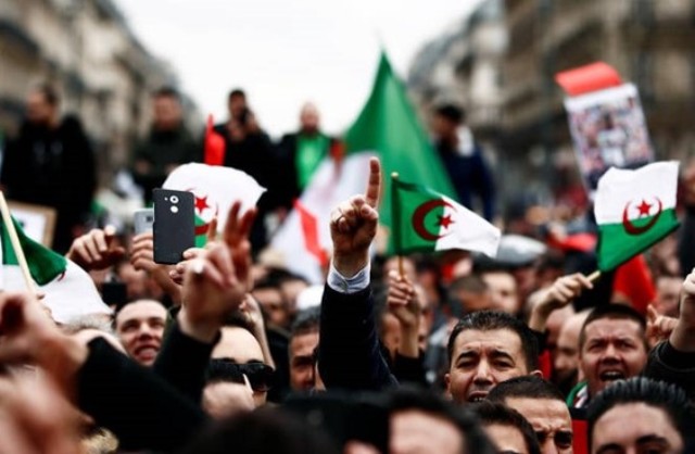 تظاهرات في الجزائر للمطالبة برحيل رموز النظام السابق