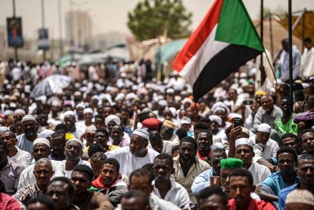السودان.. «العسكري» يرفض الاعتراف بقادة الحراك: نحو إعادة إنتاج النظام