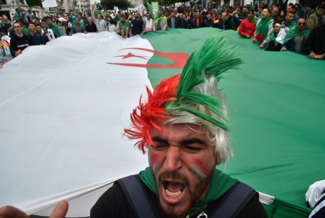 الجزائر.. مشاورات رئاسية هزيلة: عبد القادر بن صالح معزولاً