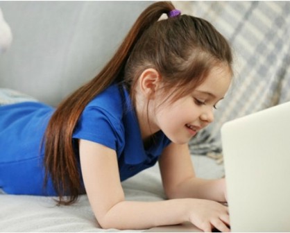 إليكِ مخاطر استخدام الطفل للأجهزة الإلكترونية أكثر من ساعتين!