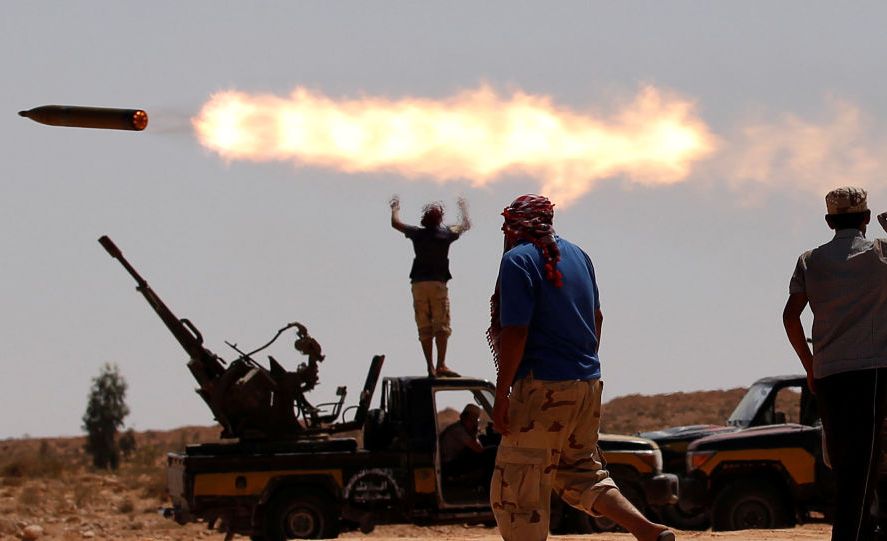 ليبيا… اشتباكات بالأسلحة الثقيلة والمتوسطة في عدة مناطق بطرابلس