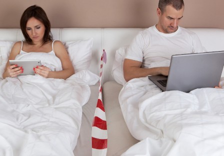 انفصال الأزواج بالنوم.. هل يحسن علاقتهم الحميمية؟