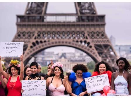  نساء مكتنزات يشاركن في عرض أزياء أمام برج إيفل