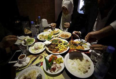 رمضان بطعم التقشف.. وجبة إفطار واحدة تكلف الأسرة ثلث الراتب الشهري