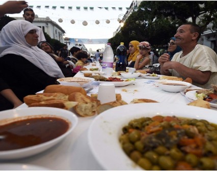التشارك بإفطارات رمضان بين العائلات والأصدقاء والجيران.. هل تلاشت بالفعل؟
