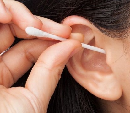 لماذا يجب الامتناع عن تنظيف الأذن بعيدان القطن؟
