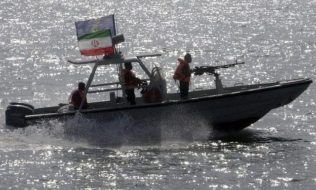 إيران تحرك صواريخ باليستية وكروز على متن قوارب صغيرة للحرس الثوري في مياه الخليج