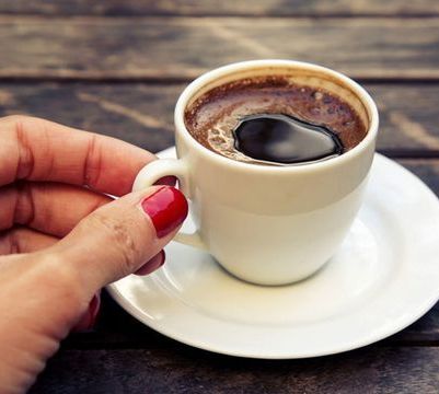 كم كوبًا من القهوة مسموح باحتسائه يوميًا؟