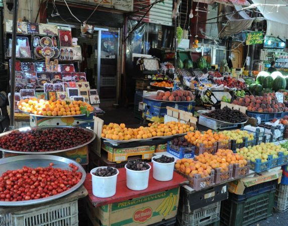 أسواق رمضان.. نشاط اقتصادي وتنافس على جذب الزبائن بطرق عرض المنتجات