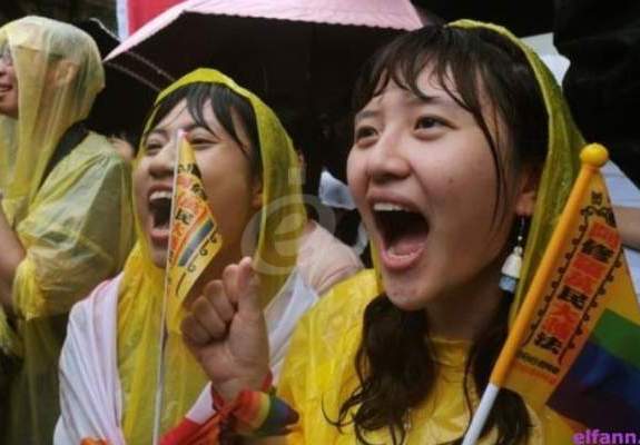 تشريع زواج المثليين في تايوان والآلاف يعبرون عن فرحتهم
 