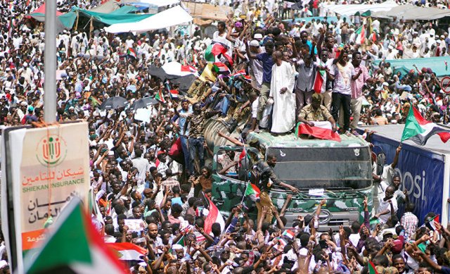 تجمع المهنيين السودانيين: المجلس العسكري يحشد قوات في محاولة لفض الاعتصام
