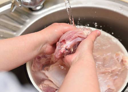 هل يجب غسل الدجاج قبل طبخه؟